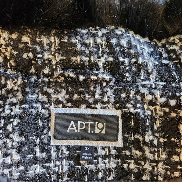 Gorgeous Ladies Winter Coat, Houndstooth with Beautiful Black Faux Fur - Picture 3 of 11